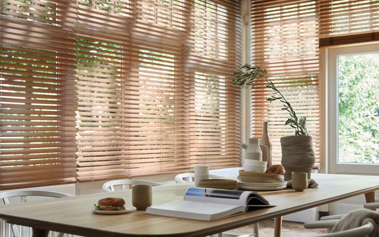 Herbsttrends: Holzjalousien verleihen jedem Interieur eine warme und gemütliche Atmosphäre. Foto: Luxaflex®