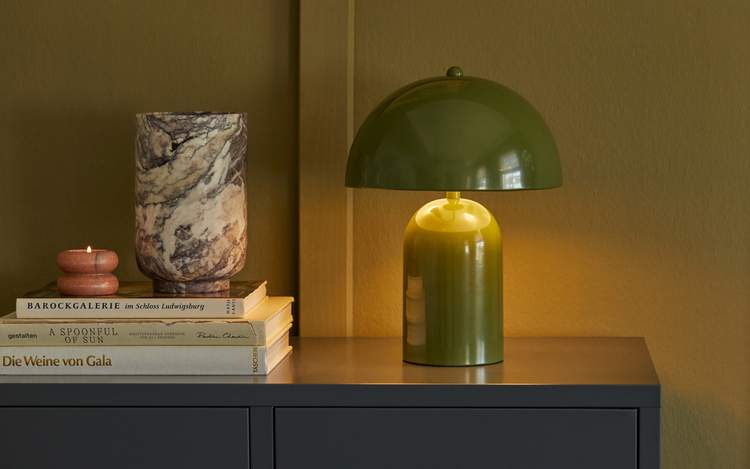 Herbsttrends 2023 bei Westwing, Lampe Walter, Vase und Teelichthalter aus Marmor, Foto: Westwing