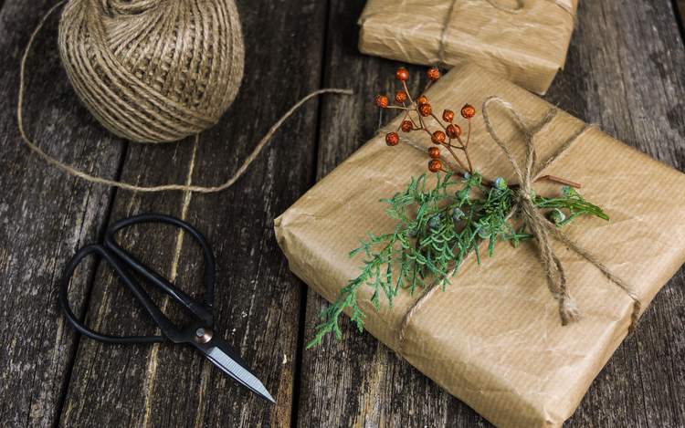Packpapier und natürliche Deko – natürlich schön einpacken leicht gemacht