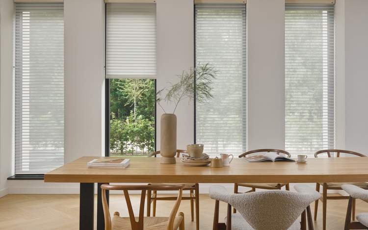 Die raffiniert gewebten Silhouette®-Stoffe filtern den natürlichen Lichteinfall und bieten trotzdem eine freie Aussicht · Foto: Luxaflex®